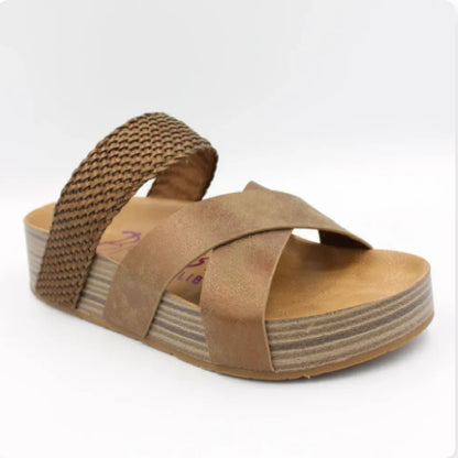 Sandales tissées décontractées à la mode.