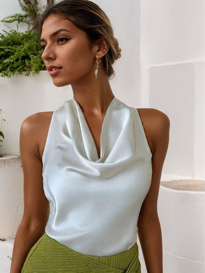 Haut sans manches à col évasé  avec décolleté licou et dos nu.