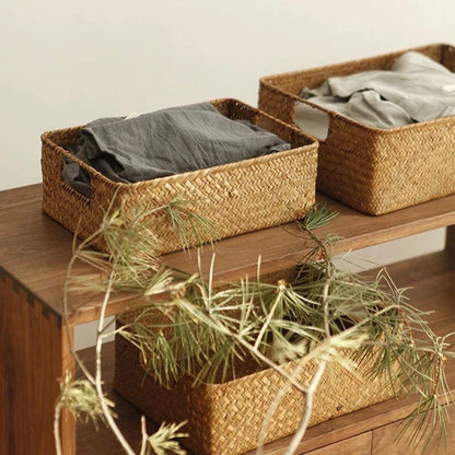 Scalloped Wicker Basket, Hand-woven Rattan Baskets with Built-in Handles, Water Hyacinth Basket for Organizing and Decor